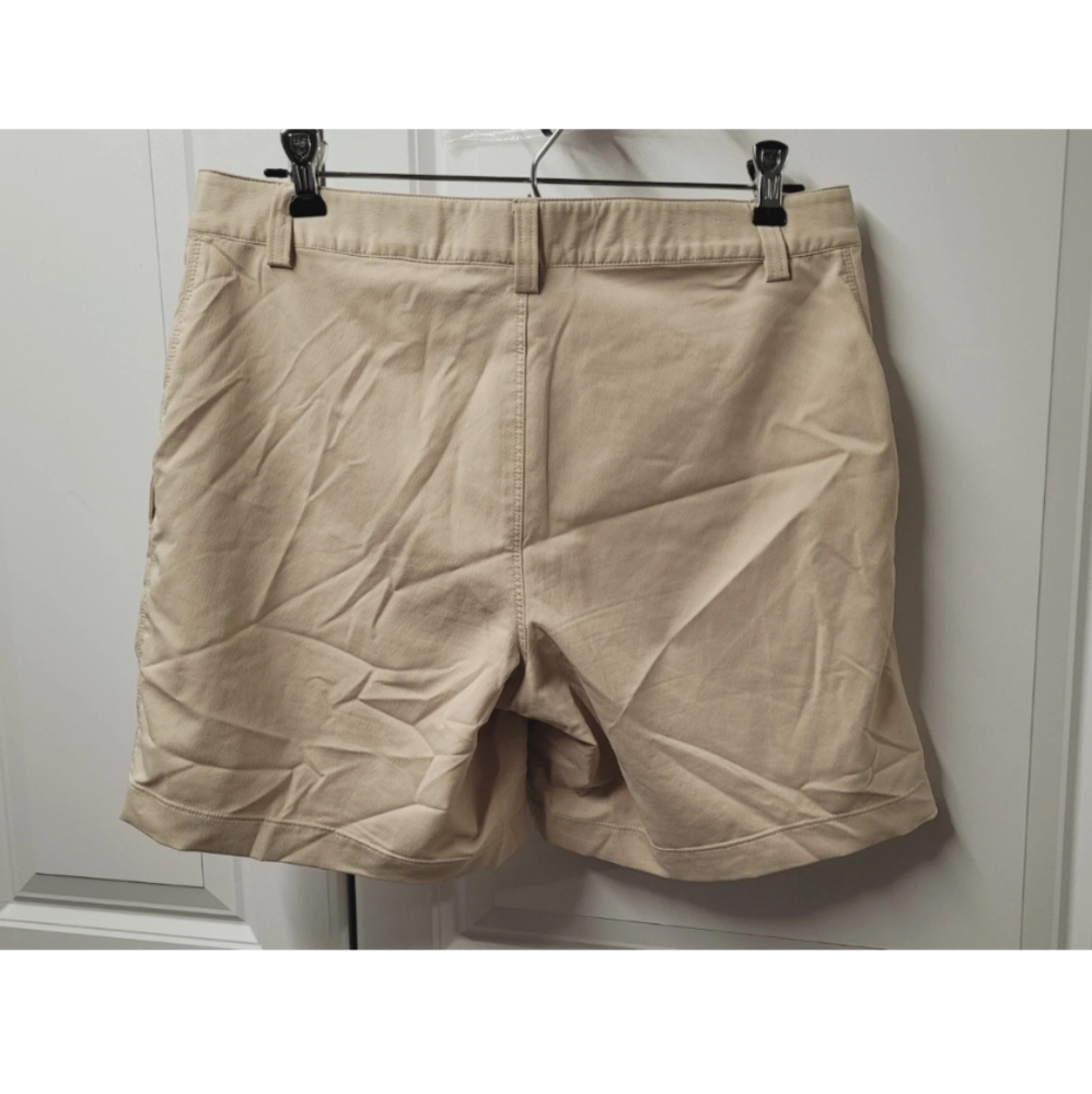 Under Armour Shorts Women's Size: 8 Pockets Loose - Picture 7 of 9